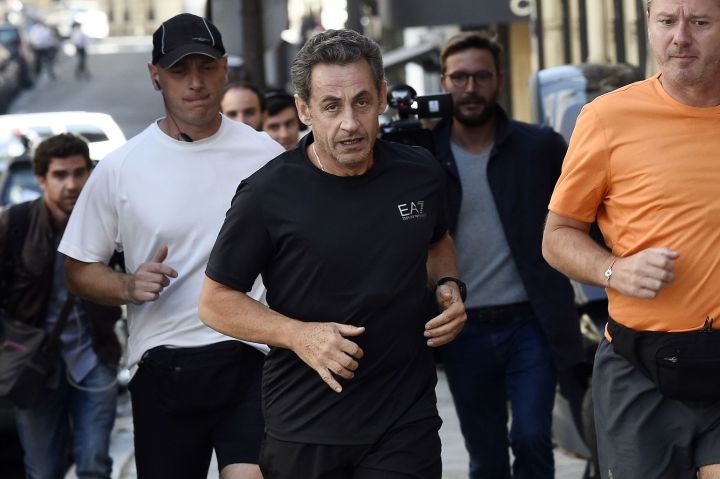 Retour de Sarkozy : «Patientez quelques heures», confie Hortefeux