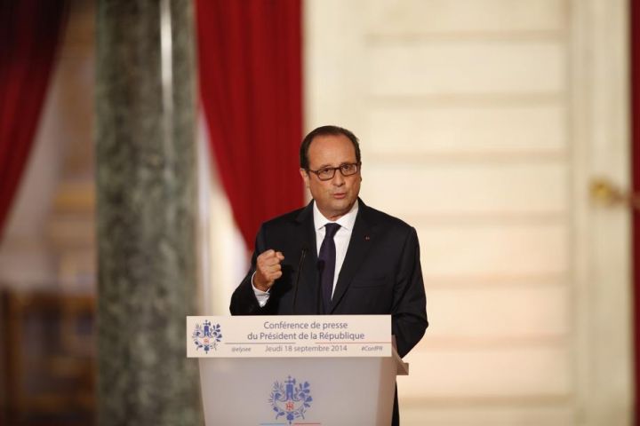 François Hollande avoue vivre «douloureusement» la situation politique