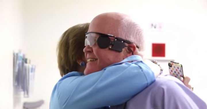 VIDEO. Etats-Unis : après 33 ans, il revoit sa femme grâce à un oeil bionique