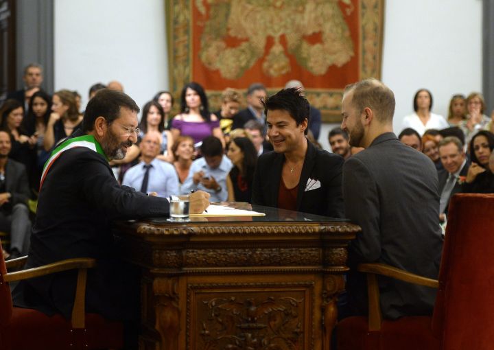 Italie : le maire de Rome défie la loi et enregistre 16 mariages gays