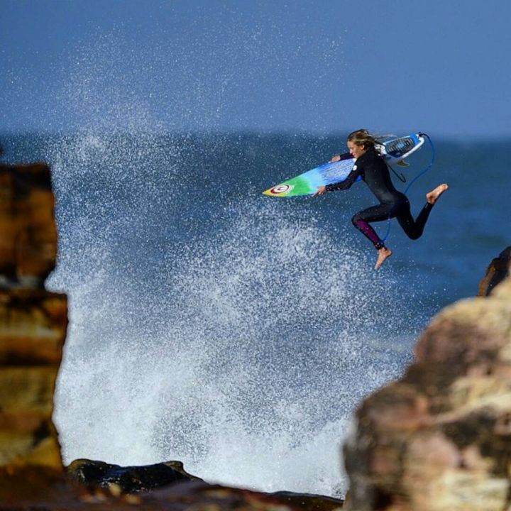 EN IMAGES. La surfeuse de 13 ans survit à une attaque de requin et le défend